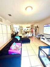 20439 NW 15th Ave in Miami Gardens, FL - Foto de edificio - Building Photo