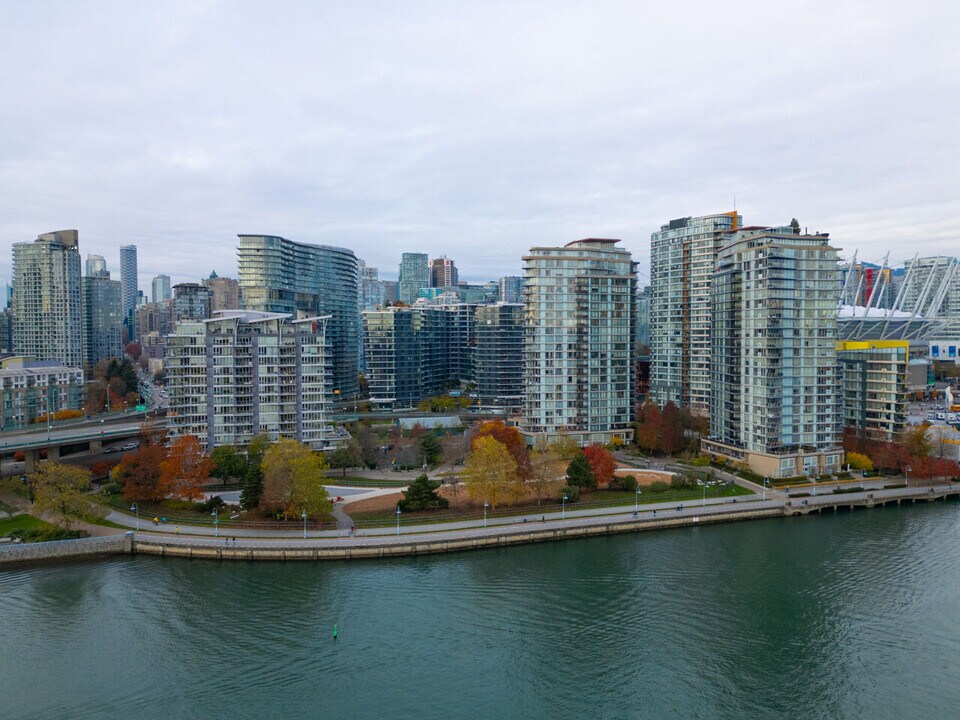 9 Smithe Mews in Vancouver, BC - Building Photo