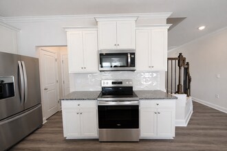 377 Creekview Rd in Hendersonville, NC - Building Photo - Building Photo