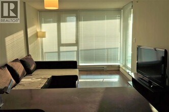 7117 Elmbridge Way in Richmond, BC - Building Photo - Building Photo