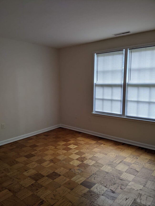 742 Quince Orchard Blvd, Unit T1 in Gaithersburg, MD - Foto de edificio - Building Photo