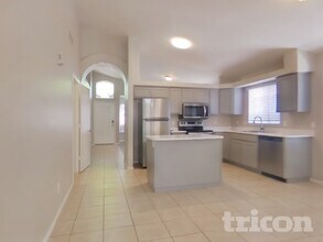 8363 W Audrey Ln in Peoria, AZ - Foto de edificio - Building Photo