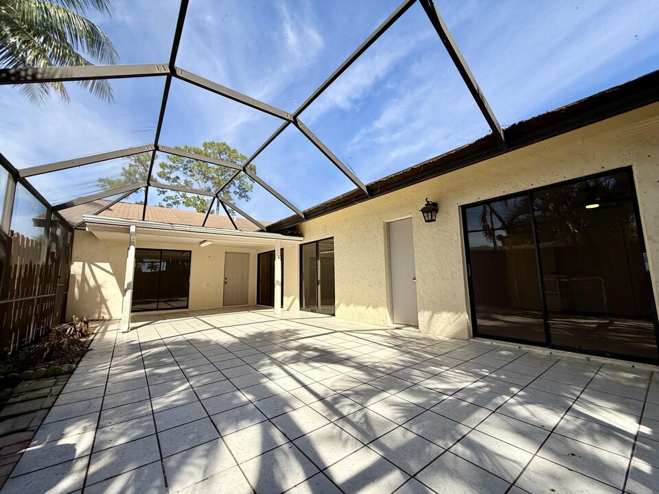 1160 Summit Pl Cir in West Palm Beach, FL - Building Photo