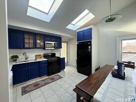 883 Montauk Ave in New London, CT - Building Photo