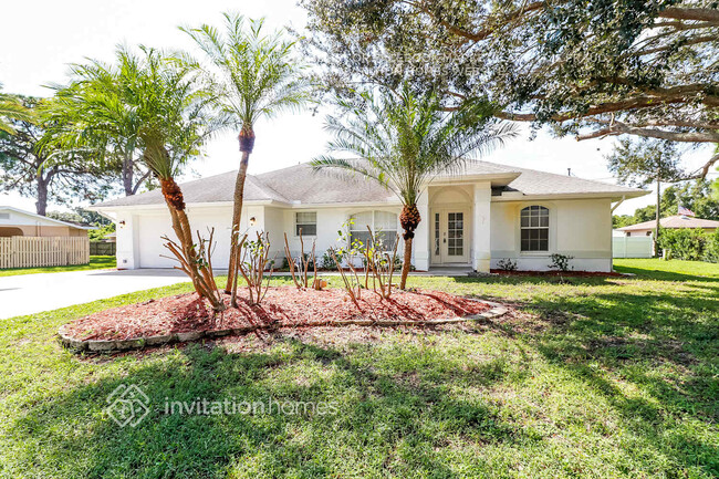 423 Azure Rd in Venice, FL - Foto de edificio - Building Photo