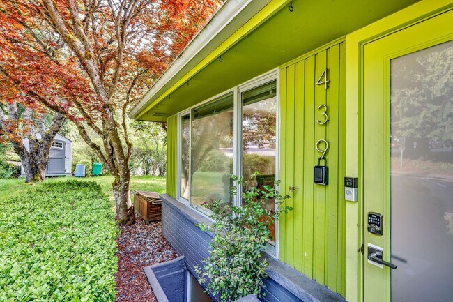 439 Brien Dr SE-Unit -1 in Bainbridge Island, WA - Building Photo - Building Photo