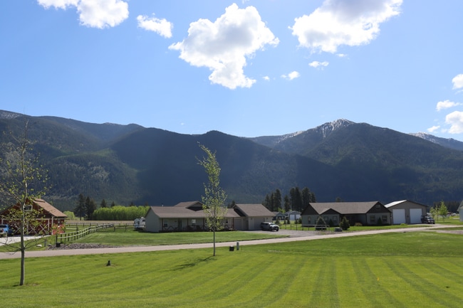 154 Columbia Range Dr in Columbia Falls, MT - Foto de edificio - Building Photo