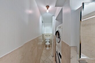 697 10th Ave in New York, NY - Foto de edificio - Building Photo