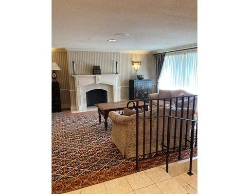 1006 Paradise Rd-Unit -2-C in Swampscott, MA - Foto de edificio - Building Photo