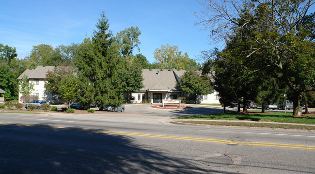 Independence Square Apartments in Lansing, MI - Foto de edificio - Building Photo