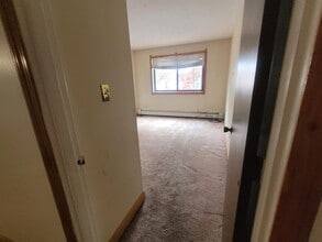 8 Lancelot Court in Salem, NH - Building Photo - Building Photo