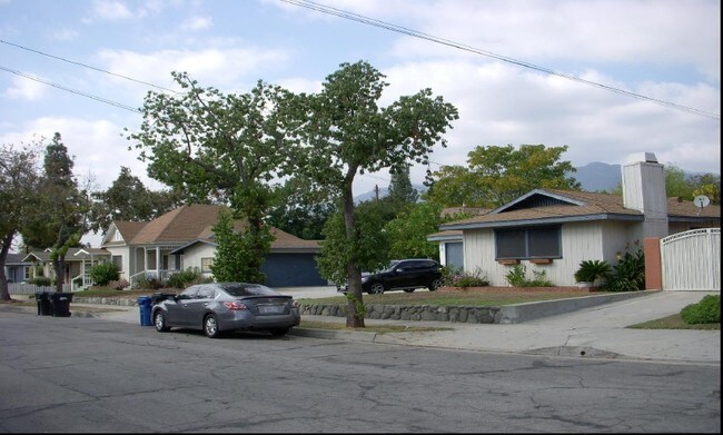 315-329 E Lime Ave in Monrovia, CA - Foto de edificio - Building Photo