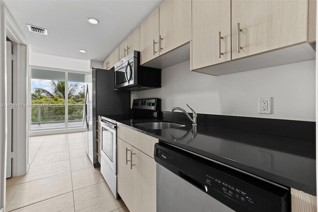 910 West Ave, Unit 0308 in Miami Beach, FL - Building Photo - Building Photo