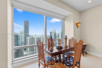 1425 Brickell Ave in Miami, FL - Building Photo - Building Photo