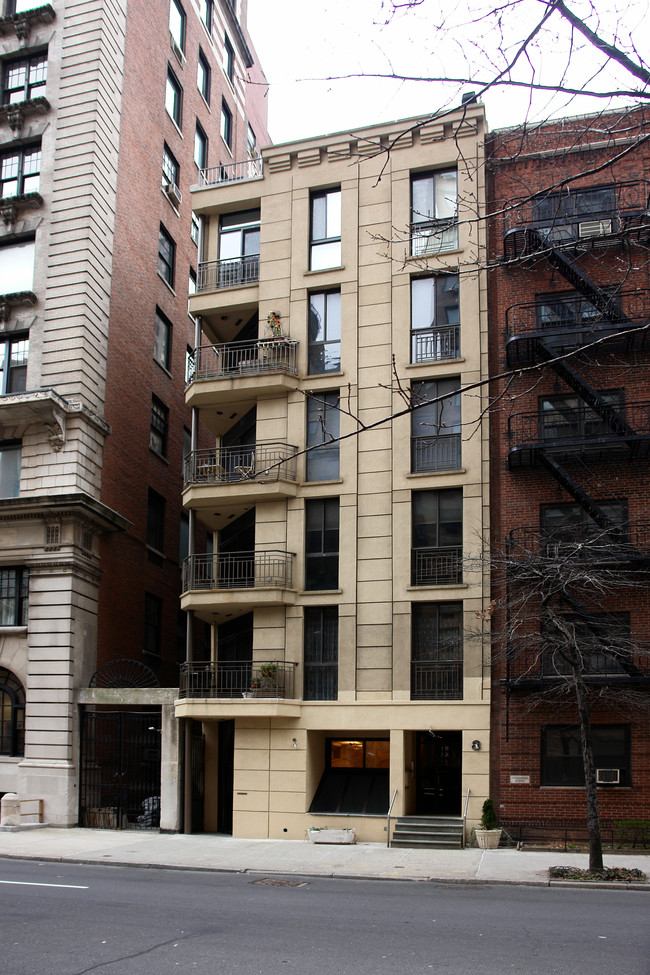 8 W 65th St in New York, NY - Building Photo - Building Photo