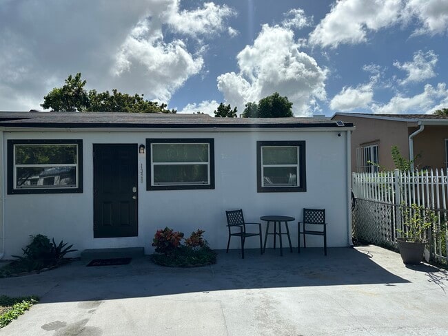 1328 NW 38th St in Miami, FL - Building Photo - Building Photo