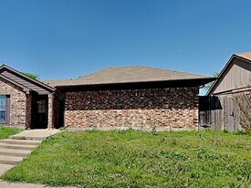 422 Dollins St in Cedar Hill, TX - Building Photo