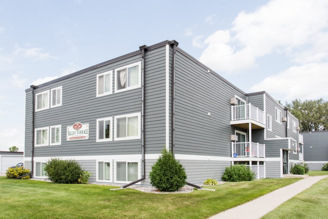 Valley Terrace Apartments - 3315 & 3325 in Grand Forks, ND - Building Photo