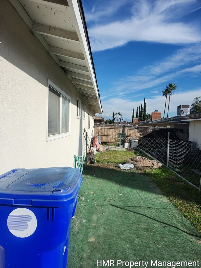 1564 W Ramona Dr in Rialto, CA - Building Photo - Building Photo