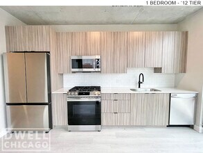 4641 N Broadway St, Unit 2 in Chicago, IL - Building Photo - Building Photo