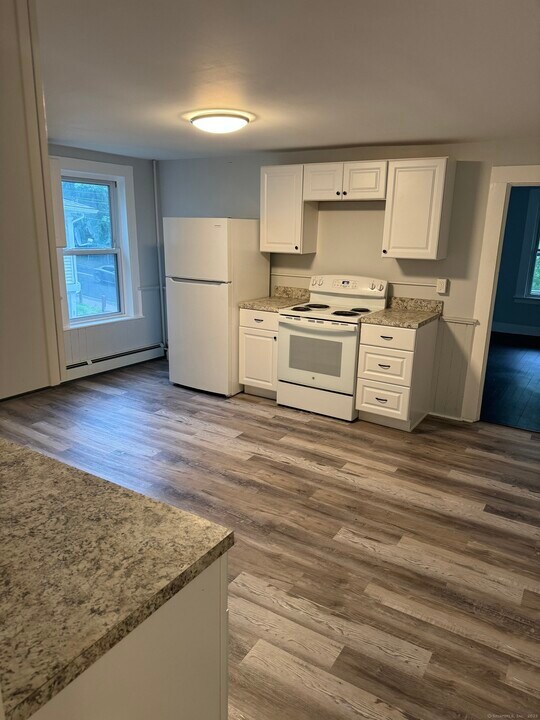 94 W Main St in Vernon, CT - Building Photo