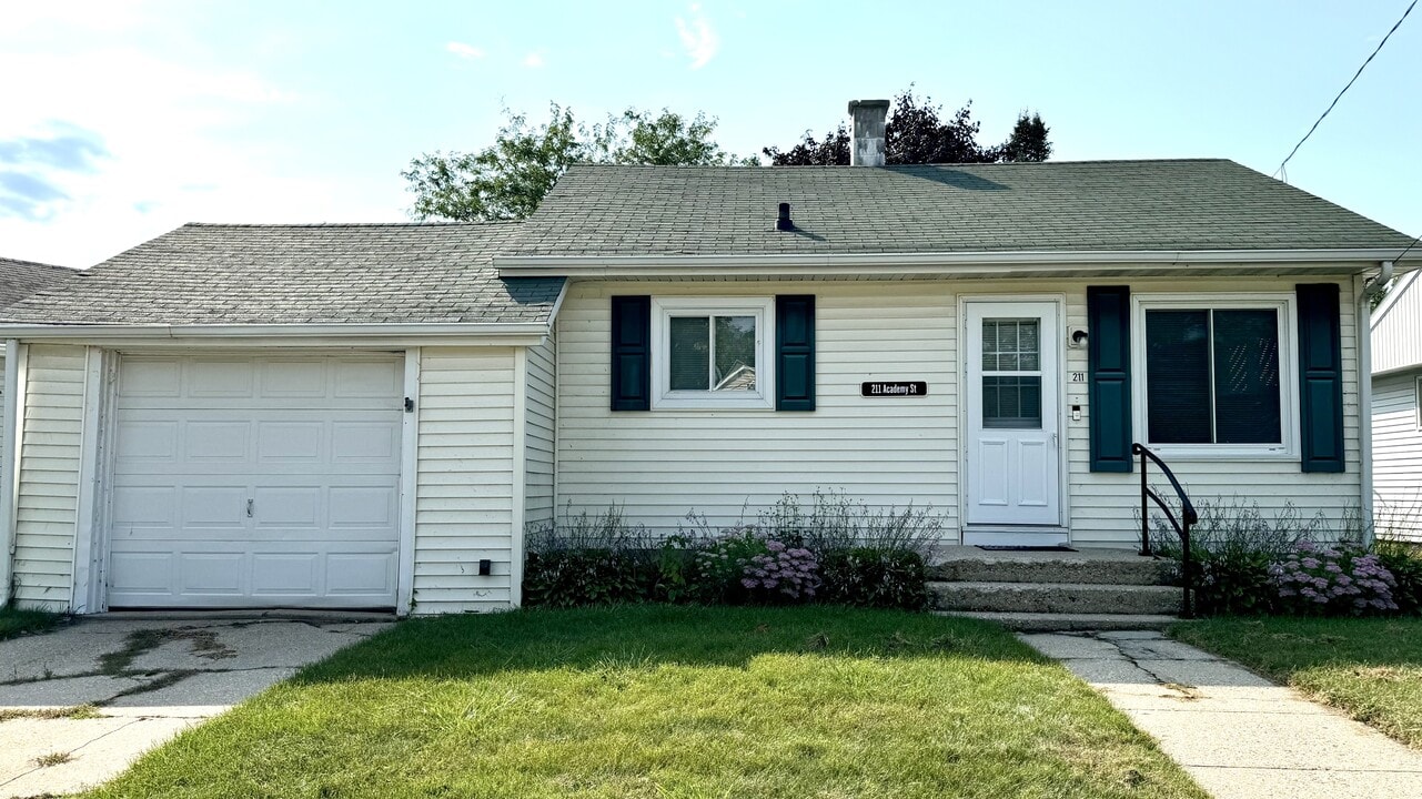 211 Academy St in Fox Lake, WI - Foto de edificio
