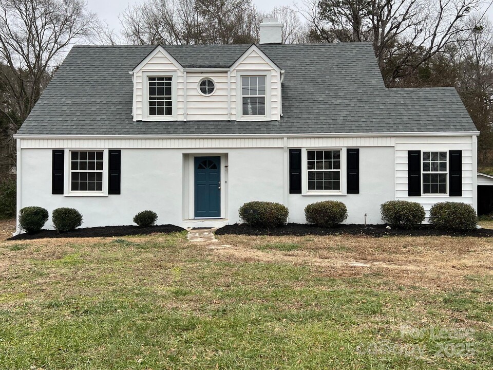 1351 S Aspen St in Lincolnton, NC - Building Photo