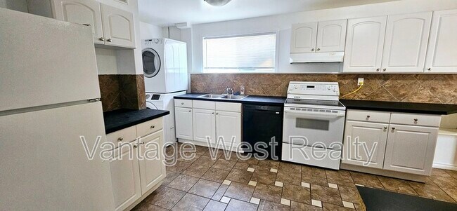 380 Patterson Rd in Kelowna, BC - Building Photo - Building Photo