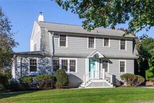 12 Flower Ave in Madison, CT - Building Photo