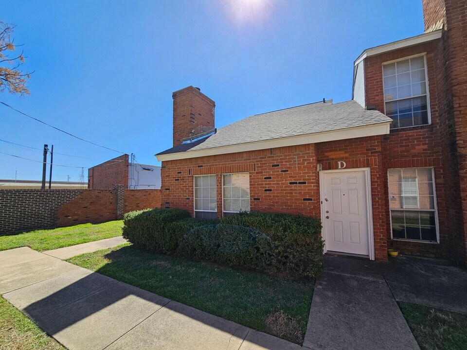 1404 Darr St in Irving, TX - Building Photo