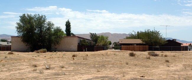 12725 Navajo Pl in Apple Valley, CA - Foto de edificio - Building Photo