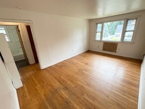 34 High St, Unit 2 in Wallingford, CT - Foto de edificio - Building Photo