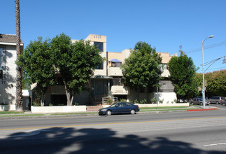 6959 Woodman Ave in Van Nuys, CA - Building Photo - Building Photo