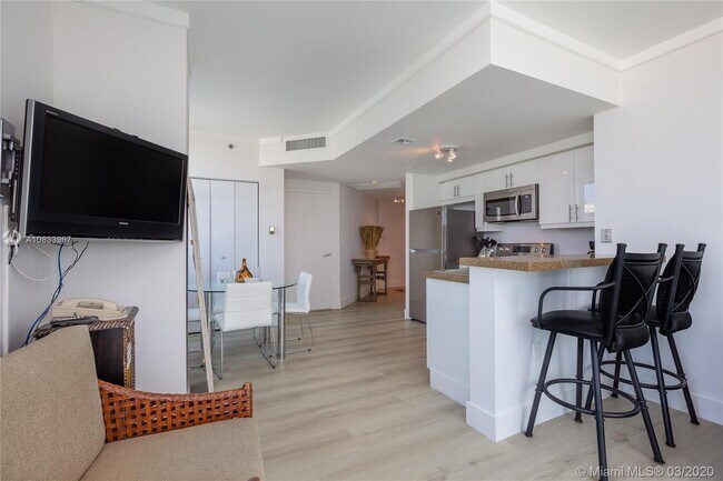 2889 McFarlane Rd-Unit -1410 in Miami, FL - Building Photo - Building Photo