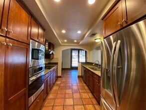 13 Swiftwater Trail in The Hills, TX - Building Photo - Building Photo
