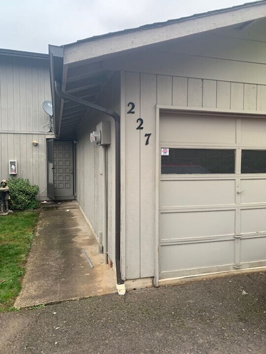 225-237 S 16th St in Cottage Grove, OR - Building Photo