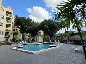 8290 Lake Dr in Doral, FL - Building Photo - Building Photo