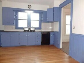 320 N Dodge St in Iowa City, IA - Building Photo - Building Photo