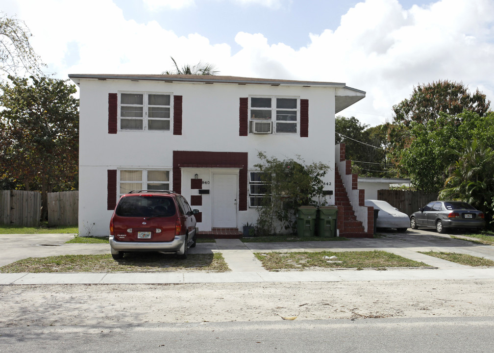 830 NE 124th St in Miami, FL - Building Photo