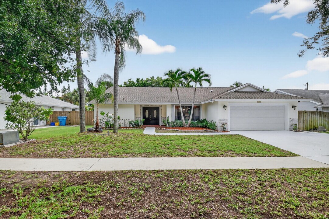 1002 Julia Heights Dr in Lantana, FL - Building Photo