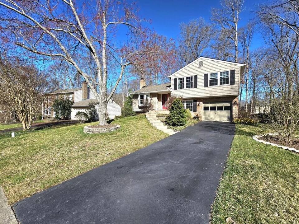 11930 Cotton Mill Dr in Woodbridge, VA - Building Photo