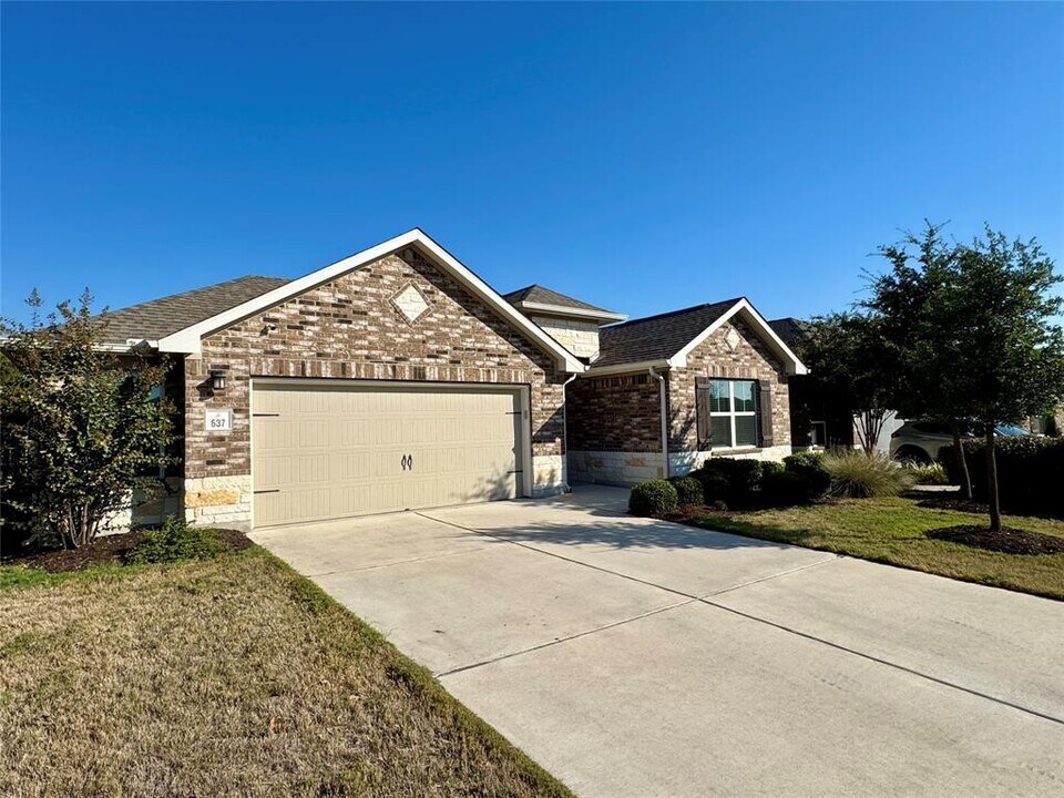 637 Cypress Forest Dr in Kyle, TX - Building Photo
