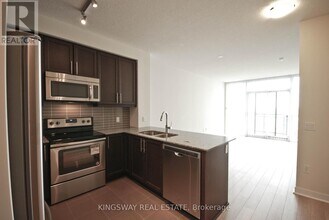 3975 Grand Park Dr in Mississauga, ON - Building Photo - Building Photo