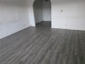 595 S Royal Crest Cir in Las Vegas, NV - Building Photo - Building Photo