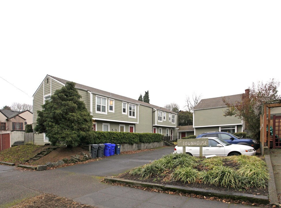 The Townhouses in Portland, OR - Building Photo