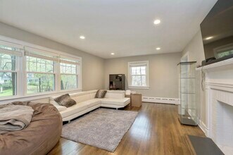 110 Douglas Rd in Chappaqua, NY - Building Photo - Building Photo