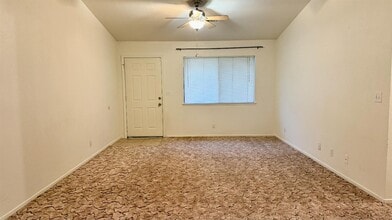 202 N 10th Ave in Hanford, CA - Building Photo - Building Photo