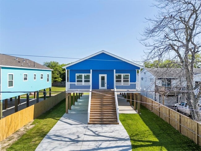 4620 N Railroad Ave in Hitchcock, TX - Building Photo - Building Photo