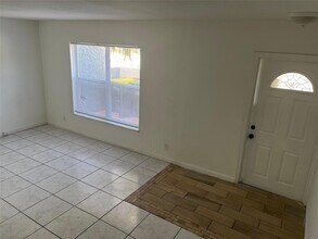 7344 NW 75th St, Unit 205 in Tamarac, FL - Foto de edificio - Building Photo