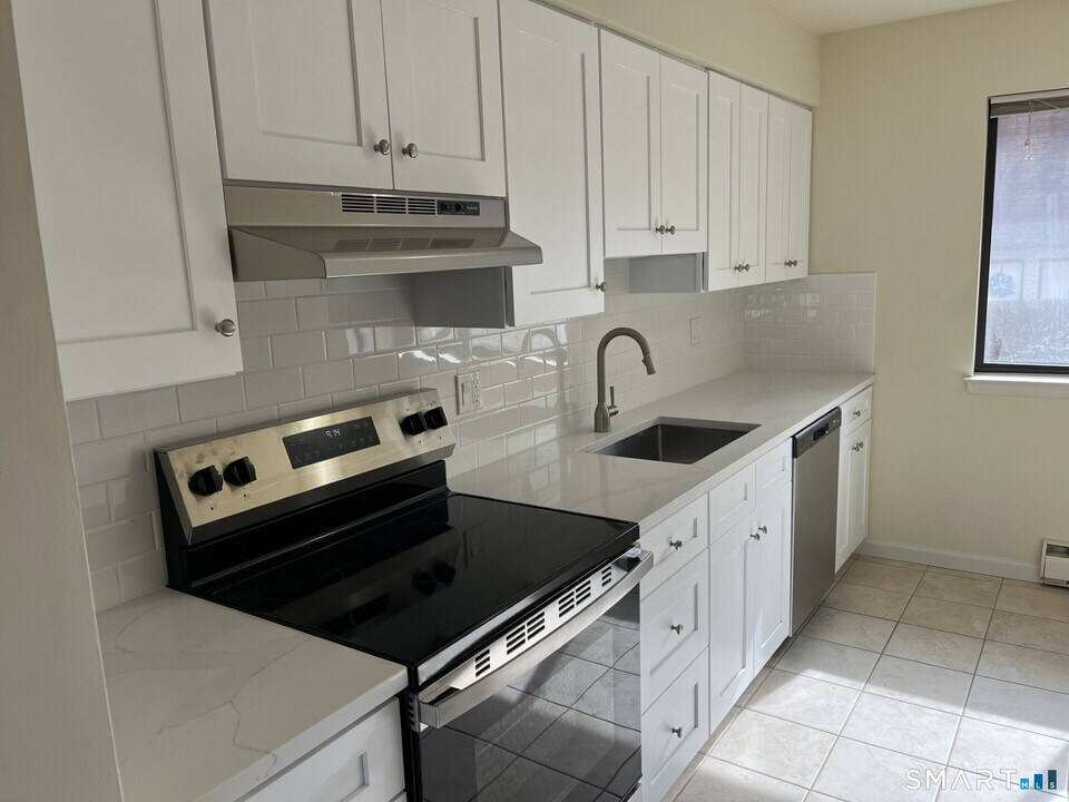 6 Bouton St E in Stamford, CT - Building Photo